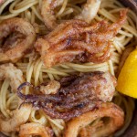 Danas prilažemo recept za dalmatinske pržene lignje, sa nadom da će se na vašem sedmičnom meniju naći i poneki morski plodovi.
