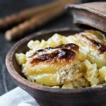 Paprike punjene krompirom na drugi način: pogledajmo sa kakvom lakoćom možete pretvoriti dva obična sastojka u savršenu (a usput i vegetarijansku) večeru koju će obožavati čak i najveći pobornici mesa.