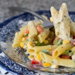 Pasta sa povrćem u bijelom sosu je brzo jelo (gotovo za manje od 20 minuta), za one dane kada želite nešto brzo i relativno zdravo.