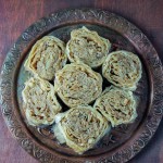 Ako ste ikada imali želju napraviti baklavu ali vam se činila prekomplikovanom, današnje ružice su savršena alternativa. Po ukusu veoma slične, a po izgledu ružice su nadmašile i samu baklavu. O da, i puno, puno, lakše se pripremaju.
