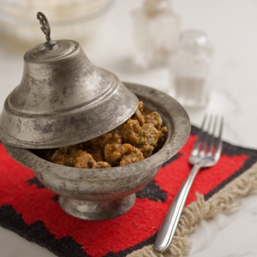 Meat dish served in a traditional bowl sahan.