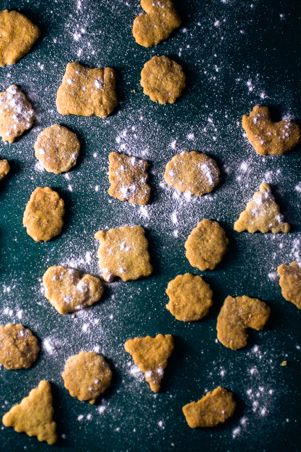 Santa’s sugar cookies: classic butter and sugar dough that can be used for several different cookies. Make the dough the night before. The day off, roll the dough out, and shape and bake. Done in 15 minutes. 