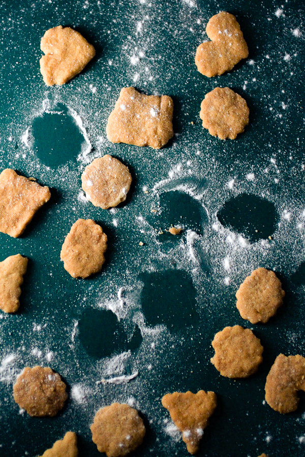 Santa’s sugar cookies: classic butter and sugar dough that can be used for several different cookies. Make the dough the night before. The day off, roll the dough out, and shape and bake. Done in 15 minutes. 