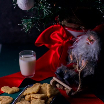 Santa’s sugar cookies: classic butter and sugar dough that can be used for several different cookies. Make the dough the night before. The day off, roll the dough out, and shape and bake. Done in 15 minutes.