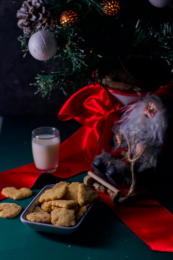 Santa’s sugar cookies: classic butter and sugar dough that can be used for several different cookies. Make the dough the night before. The day off, roll the dough out, and shape and bake. Done in 15 minutes. 