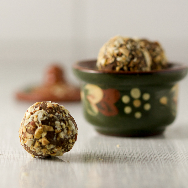 Fig truffles with rum. Have you heard a sweeter sentence in your entire life? Dry figs integrated with chocolate and rum, then rolled in coarsely ground almonds for the win!
