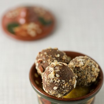 Fig truffles with rum. Have you heard a sweeter sentence in your entire life? Dry figs integrated with chocolate and rum, then rolled in coarsely ground almonds for the win!