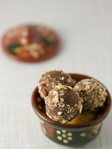 Fig truffles with rum. Have you heard a sweeter sentence in your entire life? Dry figs integrated with chocolate and rum, then rolled in coarsely ground almonds for the win!
