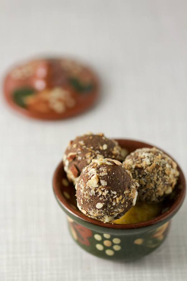 Fig truffles with rum. Have you heard a sweeter sentence in your entire life? Dry figs integrated with chocolate and rum, then rolled in coarsely ground almonds for the win!