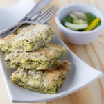 Slagana pita zeljanica (sa kupovnom jufkom) je ukusno jelo, spremno za manje od 45 minuta, nalik na quiche, pravljeno nadjevanjem tijesta špinatom i sirom.