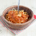Dalmatinski paradajz sos (dalmatinska salsa) je jedno od najjejdnostavnijih recepata koje ćete ikada sresti. Svježi, bogati sos će vas odvesti ravno u Dalmaciju. Trebaće vam oko sat vremena od početka do kraja kuhanja, a možete ga čuvati u frižideru i do nekoliko dana.
