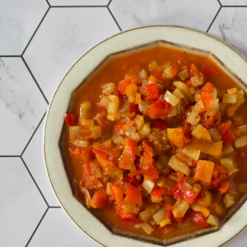 Pepper dish on a white plate on a honeycomb background.